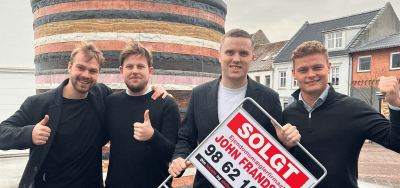 Teamet hos Ejendomsmæglerfirmaet John Frandsen i Aars med solgt skilt.