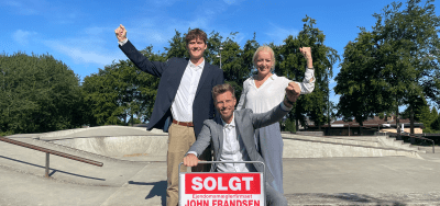 Teamet hos Ejendomsmæglerfirmaet John Frandsen i Galten med solgt skilt.