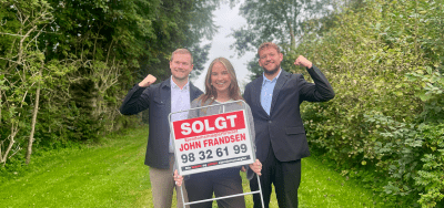 Teamet hos Ejendomsmæglerfirmaet John Frandsen i Klarup med solgt skilt.