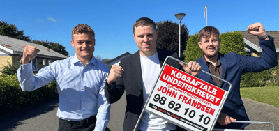 Teamet hos Ejendomsmæglerfirmaet John Frandsen i Løgstør med solgt skilt.