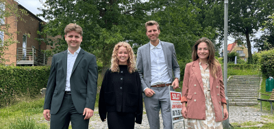 Teamet hos Ejendomsmæglerfirmaet John Frandsen i Odder med solgt skilt.