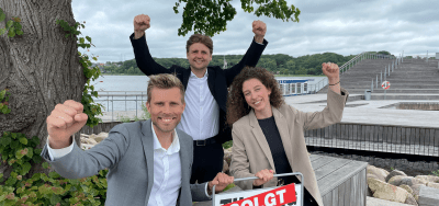 Teamet hos Ejendomsmæglerfirmaet John Frandsen i Skanderborg med solgt skilt.