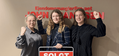 Teamet hos Ejendomsmæglerfirmaet John Frandsen i Silkeborg med solgt skilt.