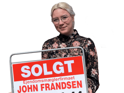 Maria Pedersen, Trainee hos Ejendomsmæglerfirmaet John Frandsen i Auning med solgt skilt.